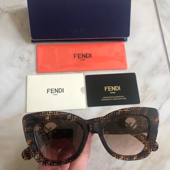 🔥NEW BLOGGERS CHOICE FENDI SUNGLASSES 🔥 - Picture 8 of 16